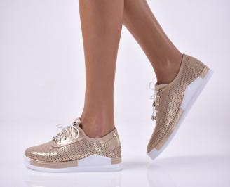 Дамски равни обувки златисти.