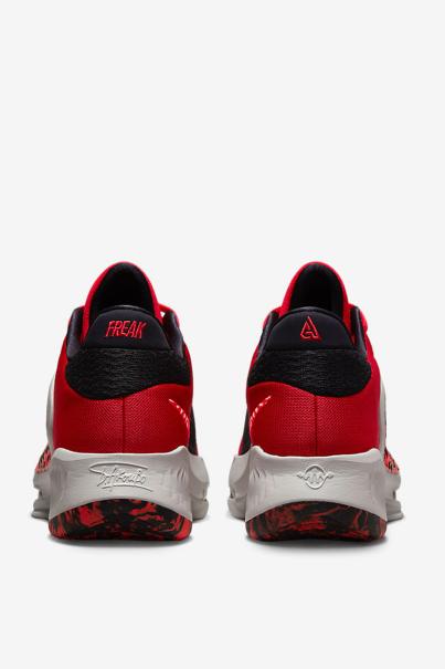 NIKE Zoom Freak 4 Shoes Red/Black